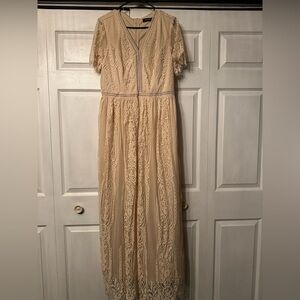 Chic Lace Maxi Dress in Cream